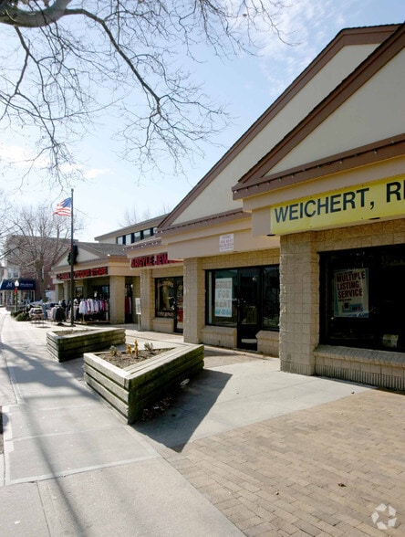 More Photos Of 140-170 Deer Park Ave, Babylon Storefront Retail Office For Lease