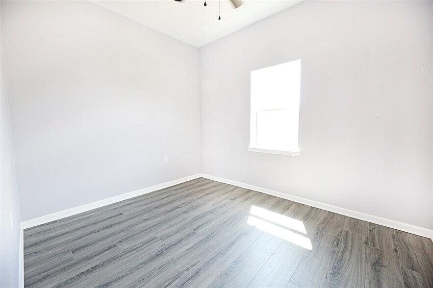 More Photos Of 410 W Wise St, Bowie Light Manufacturing For Sale