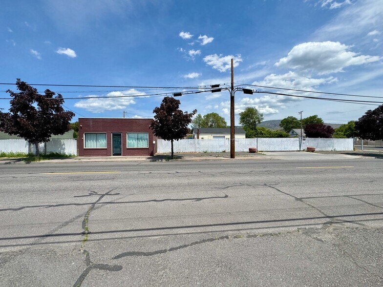 More Photos Of 253 E Main St, Klamath Falls General Retail For Sale