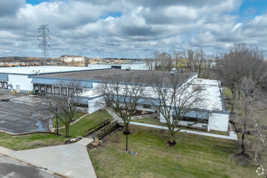 More Photos Of 4440 W Round Lake Rd, Arden Hills Warehouse For Lease
