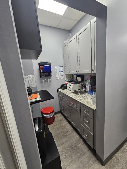 More Photos Of 158 Jericho Tpke, Mineola Storefront Retail Residential For Lease