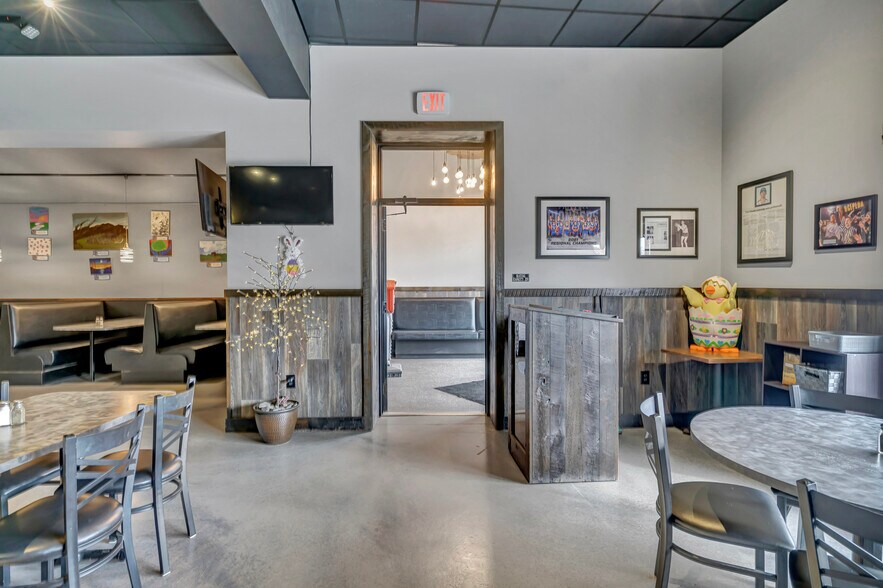 More Photos Of 53 N Howard Ave, Croswell Bar For Sale