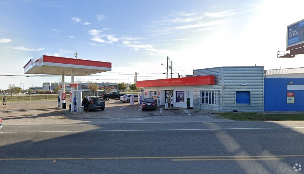 Primary Photo Of 13000 Fm 812, Del Valle Service Station For Lease