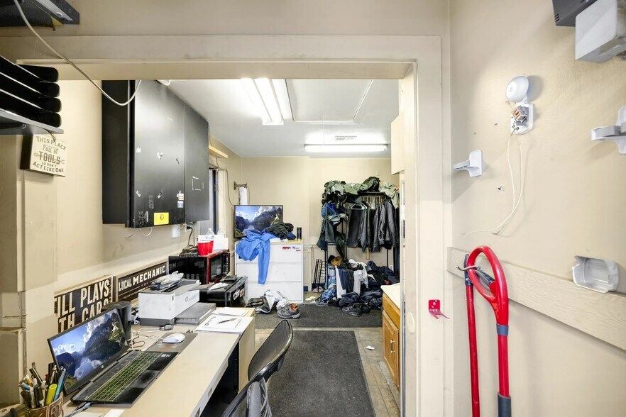 More Photos Of 2928 Tremainsville Rd, Toledo Auto Repair For Sale