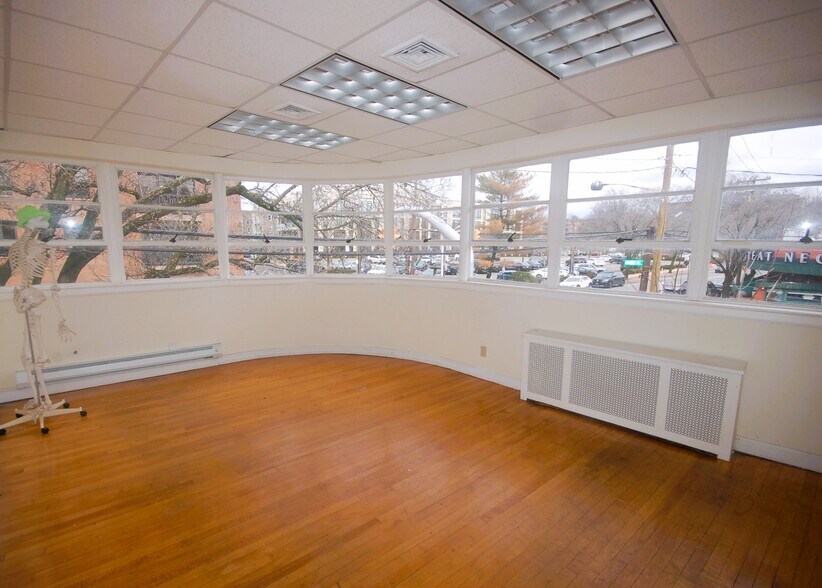 More Photos Of 10 Grace Ave, Great Neck Storefront Retail Office For Lease