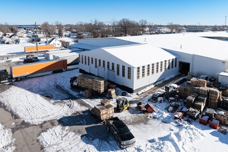 More Photos Of 1200 Bissell St, Venice Warehouse For Sale