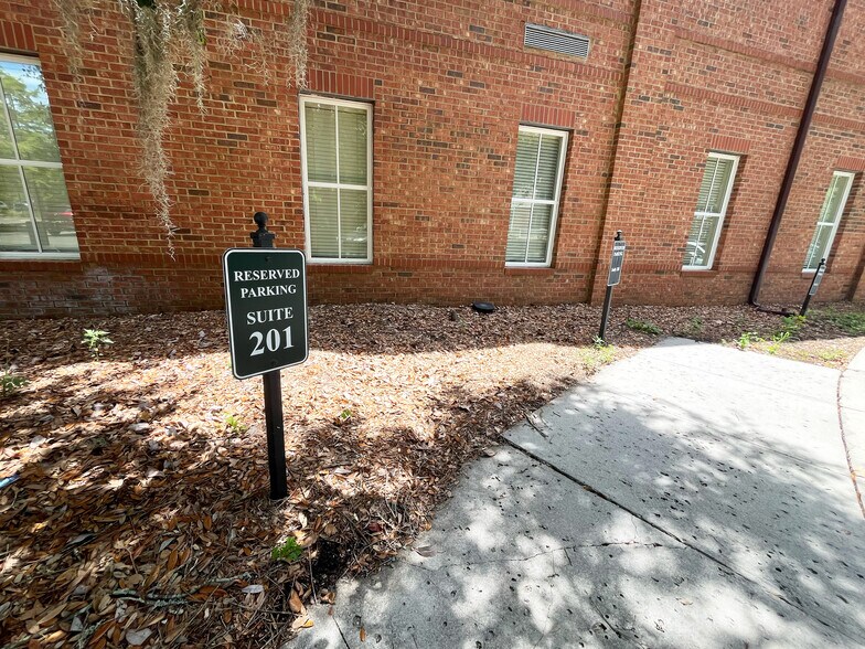 More Photos Of 240 Seven Farms Dr, Daniel Island Office For Sale