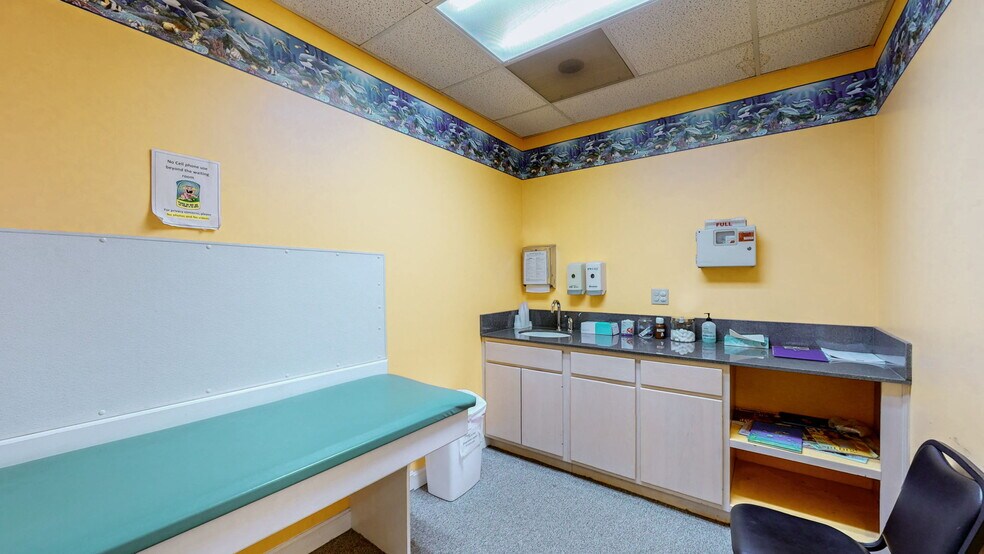 More Photos Of 1701 Spring St, Jeffersonville Medical For Sale