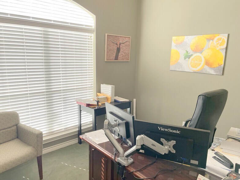 More Photos Of 2931 Oak Park Cir, Fort Worth Office For Lease