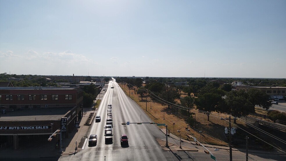 More Photos Of 1305 S 1st St, Abilene General Retail For Sale