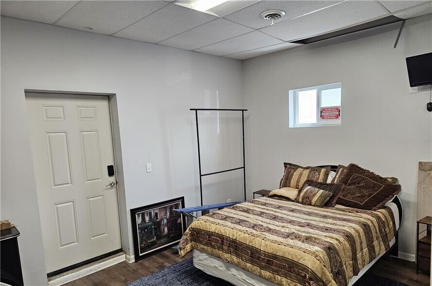 More Photos Of 1230 Woodswether Rd, Kansas City Freestanding For Sale