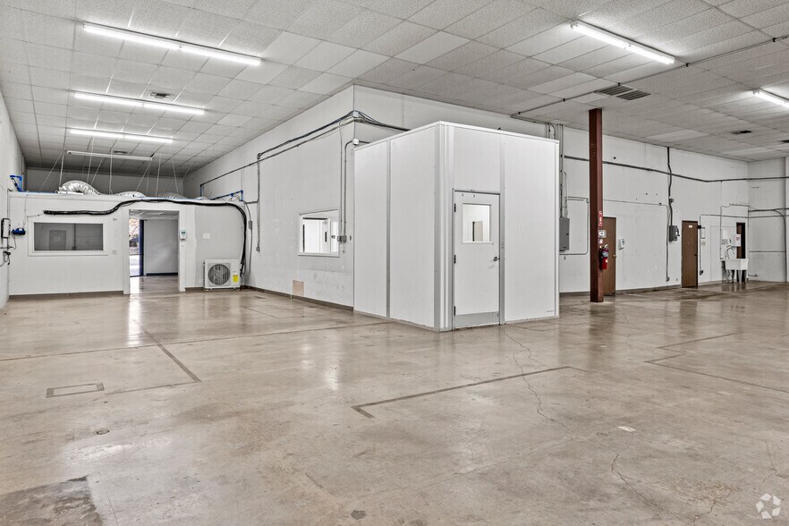 More Photos Of 11803-11889 Starcrest Dr, San Antonio Light Manufacturing For Lease