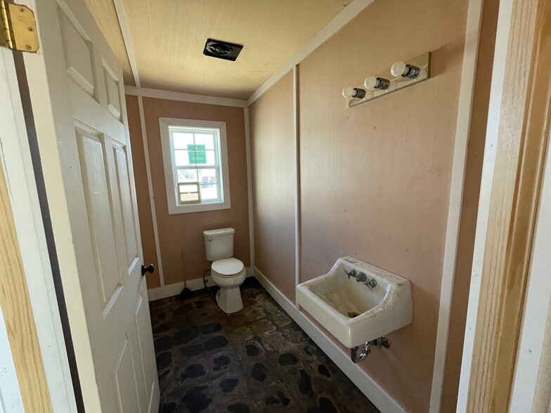 More Photos Of 3310 Fields St, Farmville Warehouse For Sale