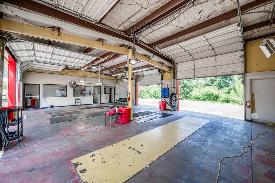 More Photos Of 309 S Timberland Dr, Lufkin Auto Repair For Sale