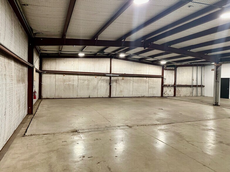 More Photos Of 210 Gravel St, Seguin Warehouse For Lease