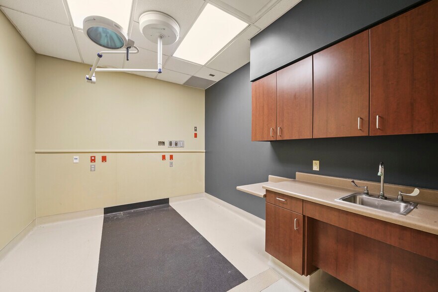 More Photos Of 27126 Northwest Fwy, Cypress Freestanding For Lease