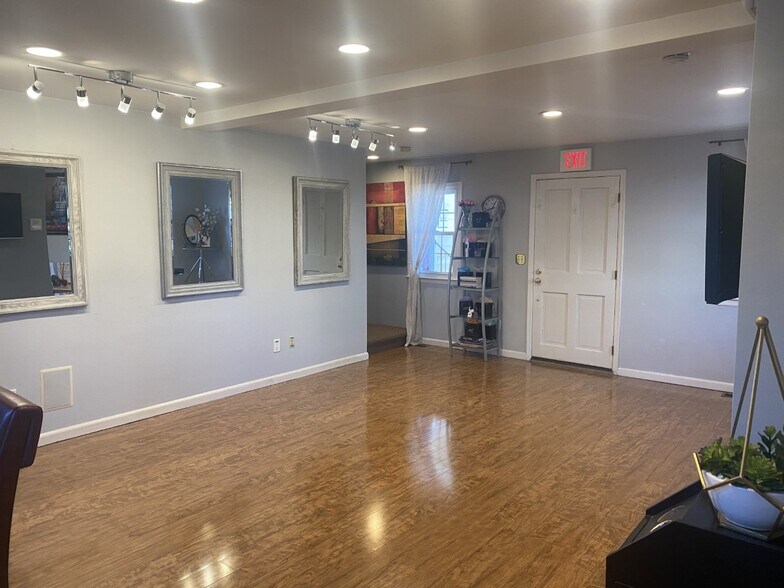 More Photos Of 264 US 202/206, Bedminster Storefront Retail Office For Lease