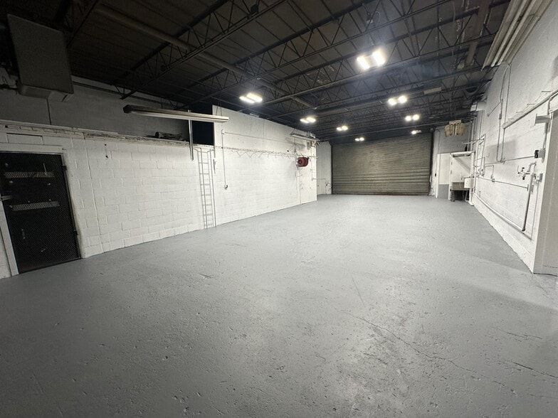 More Photos Of 54 Union Ave, Ronkonkoma Warehouse For Lease