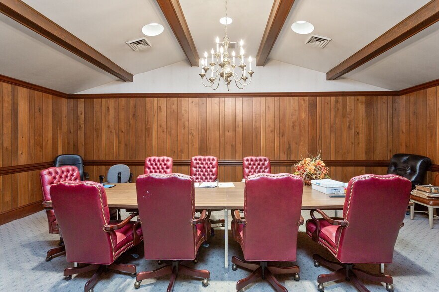 More Photos Of 710 4th St, Shenandoah Warehouse For Sale