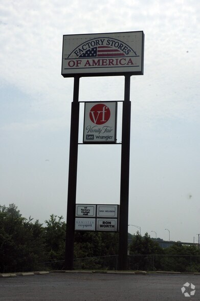 More Photos Of 700 Factory Outlet Dr, Arcadia Storefront For Lease
