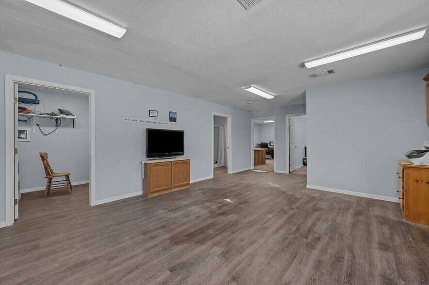 More Photos Of 3301 Beaumont Ave, Liberty Warehouse For Sale