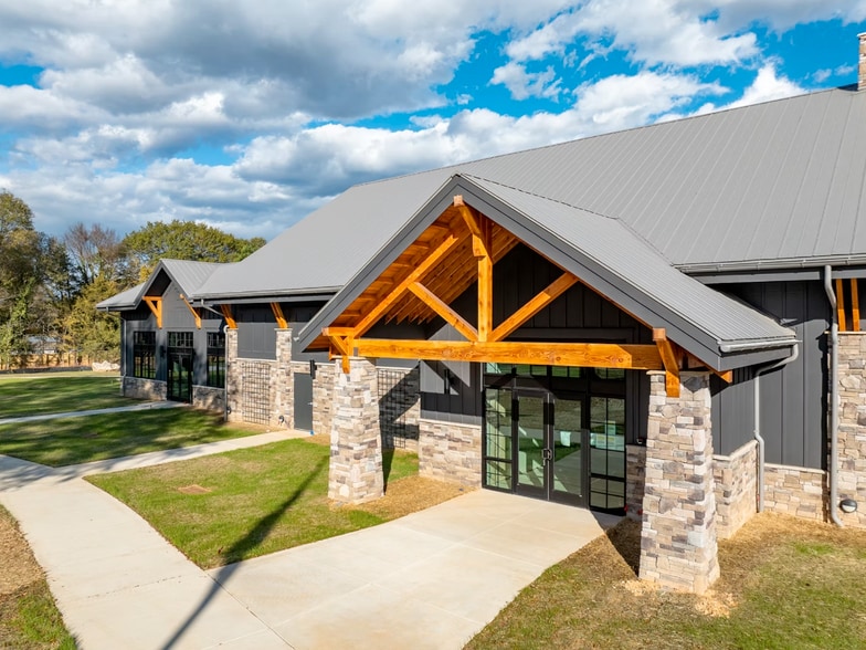 More Photos Of 11728 Mountain Island Brook Ln, Charlotte Restaurant For Lease