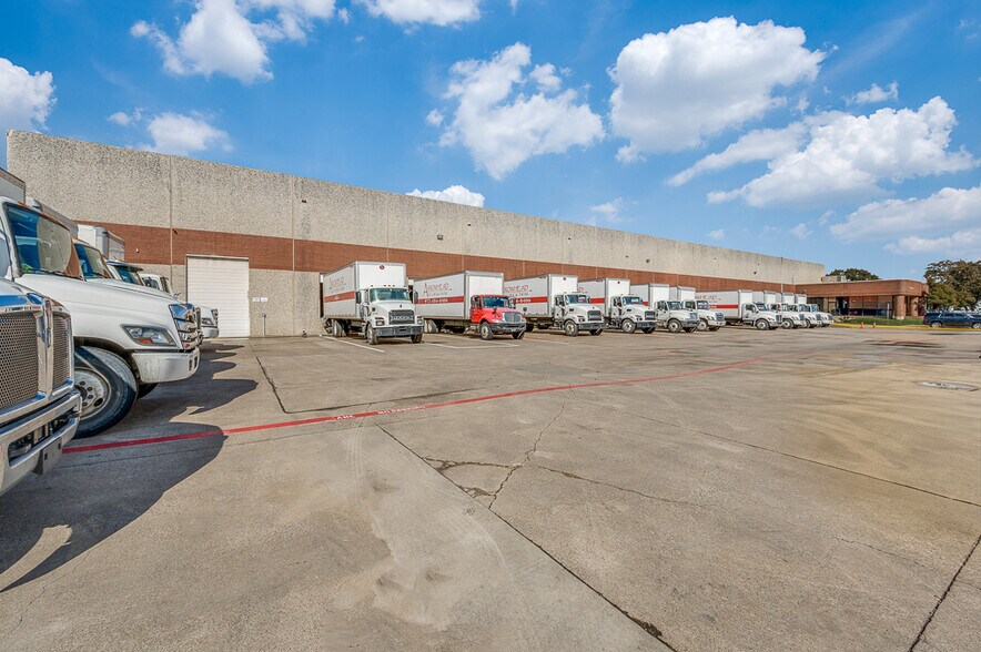 More Photos Of 13780 Benchmark Dr, Farmers Branch Distribution For Lease