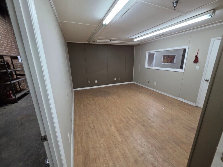 More Photos Of 915 Curtis St, Monroe Distribution For Lease