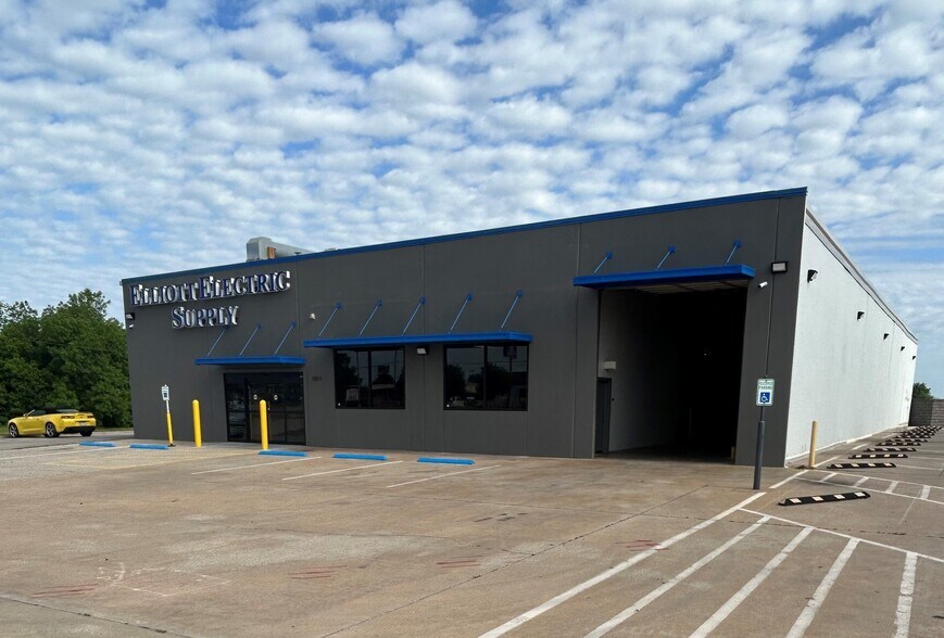 More Photos Of 1010 Garth Brooks Blvd, Yukon Storefront Retail Office For Sale