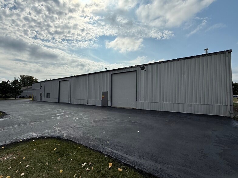 More Photos Of 2927 N Roemer Rd, Appleton Manufacturing For Lease