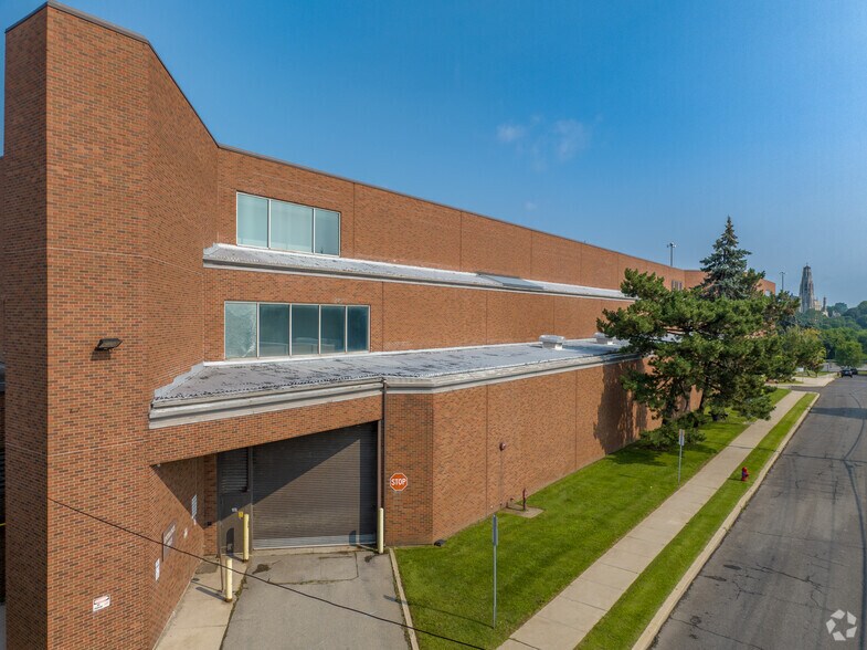More Photos Of 44 Frid St, Hamilton Showroom For Lease