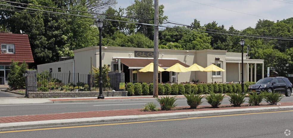 Primary Photo Of 75 Cedar Swamp Rd, Glen Cove Restaurant For Lease