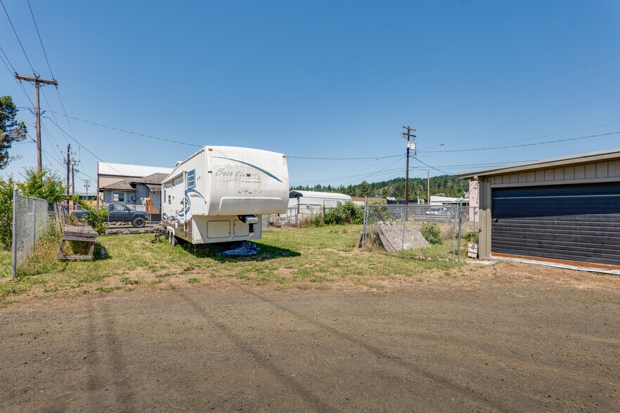 More Photos Of 119 S Calapooia St, Sutherlin Freestanding For Sale