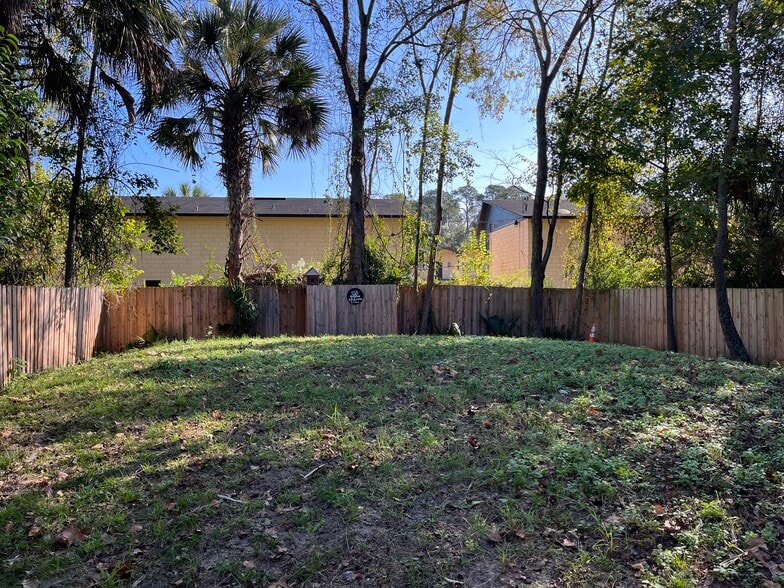 More Photos Of 1343 Lane Ave S, Jacksonville Veterinarian Kennel For Sale