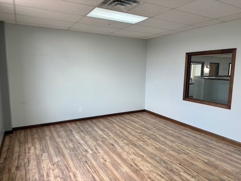 More Photos Of 641 Lincoln Way W, Massillon Showroom For Lease