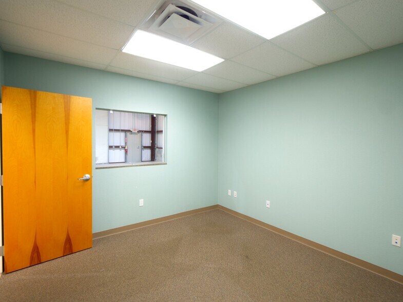 More Photos Of 402 Chairman Ct, DeBary Warehouse For Lease