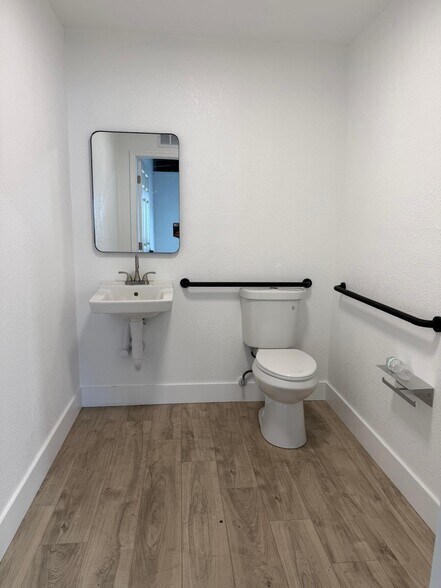 More Photos Of 904 Jan-Mar Ct, Clermont Flex For Lease