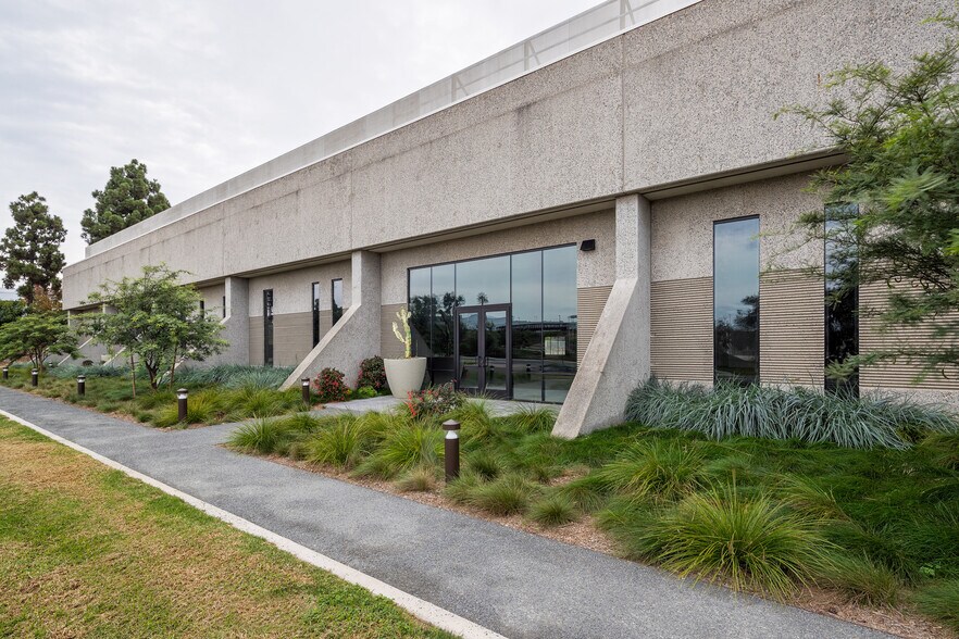 More Photos Of 2051 Palomar Airport Rd, Carlsbad Research And Development For Lease