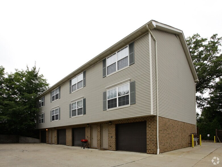 More Photos Of 1041 Clyde Ave, Cuyahoga Falls Apartments For Sale