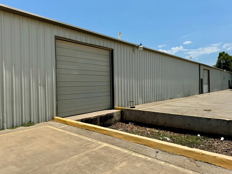 More Photos Of 220 S Alliance Ct, Oklahoma City Manufacturing For Lease