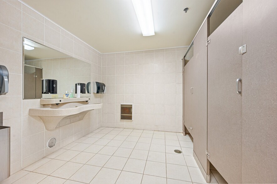 More Photos Of 1550 N Mitchell St, Cadillac General Retail For Lease
