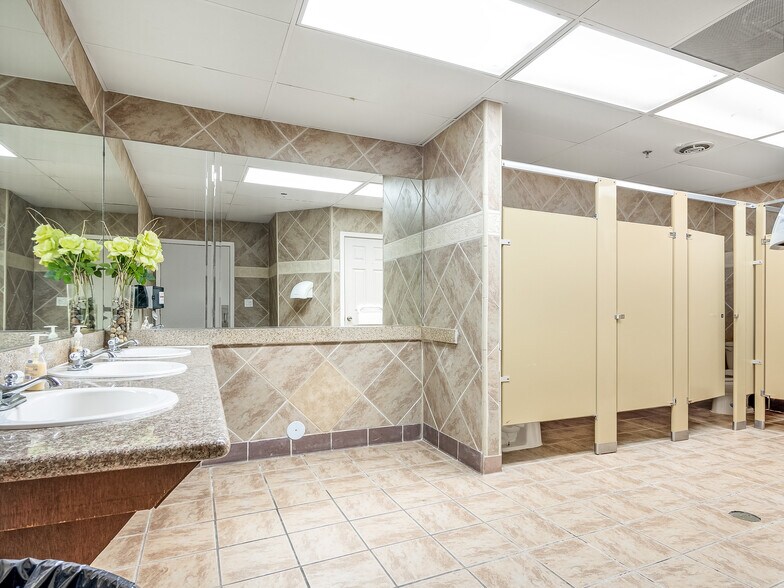 More Photos Of 2814 N Maroa Ave, Fresno General Retail For Sale