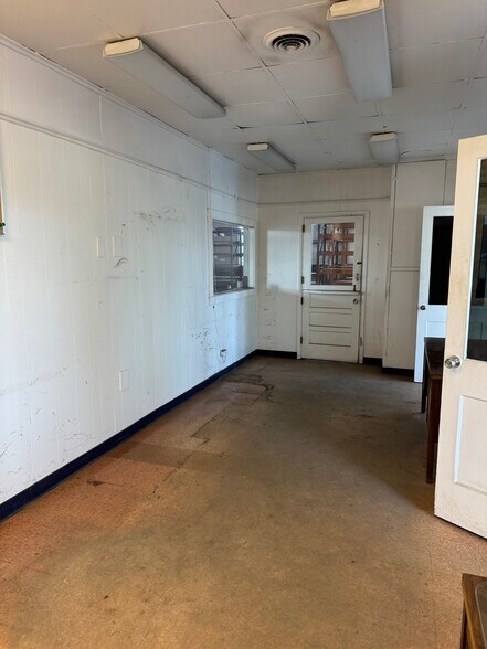 More Photos Of 717 N 2nd St, Vincennes Warehouse For Lease