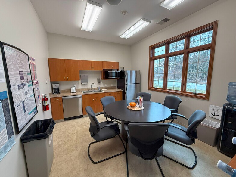 More Photos Of 7971 Moorsbridge Rd, Portage Medical For Lease
