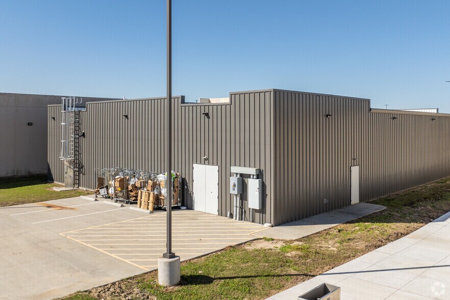 More Photos Of 230 N Bypass 35, Alvin Freestanding For Sale