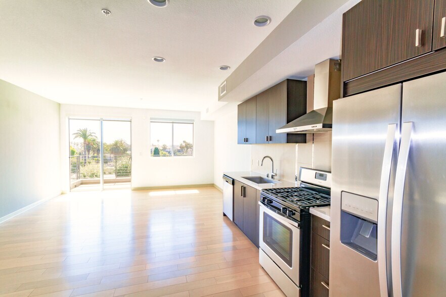 More Photos Of 11900 Courtleigh Dr, Los Angeles Apartments For Sale