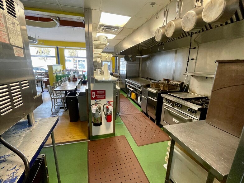 More Photos Of 314 William St, Fredericksburg Storefront For Lease