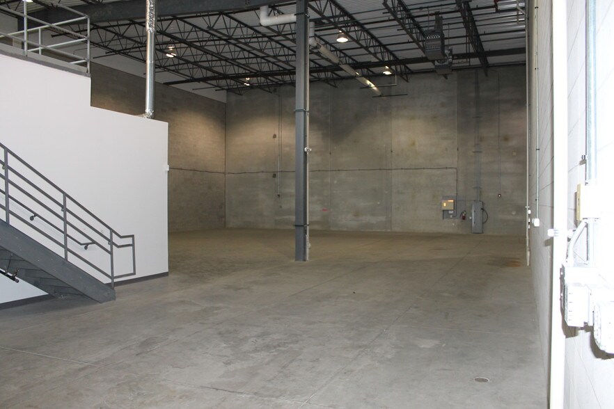 More Photos Of 340 Marshall Ave, Aurora Warehouse For Sale