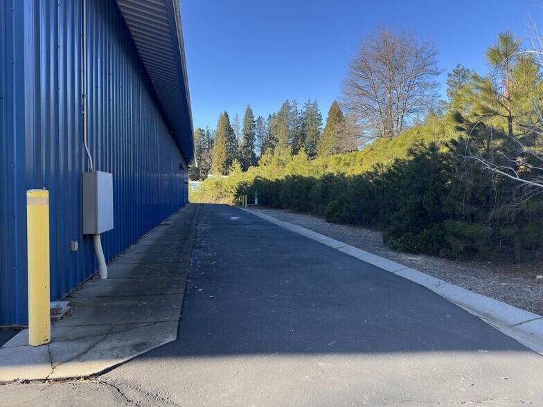 More Photos Of 4015 S Old Stage Rd, Mount Shasta Distribution For Lease