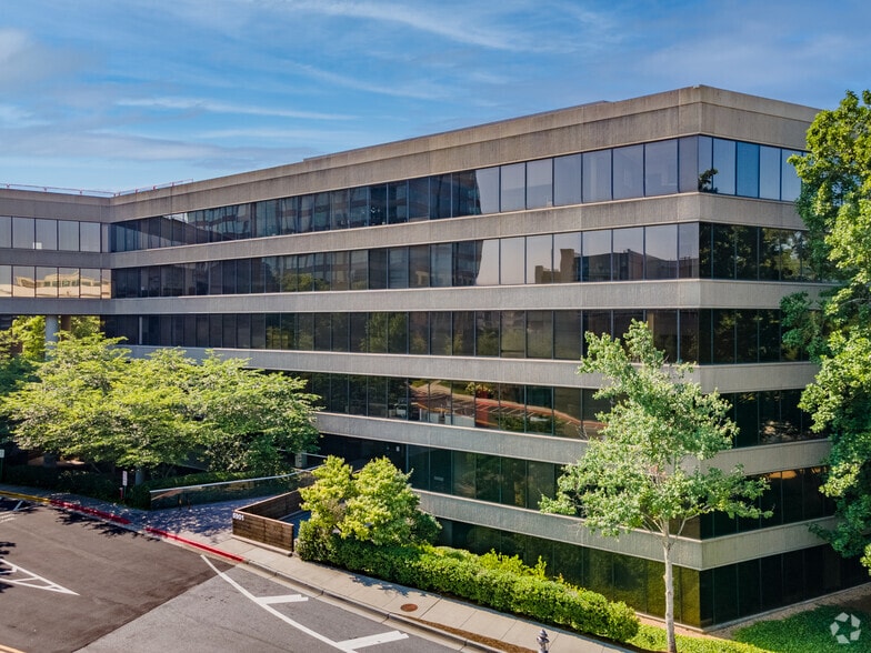 More Photos Of 5901 Peachtree Dunwoody Rd NE, Atlanta Unknown For Lease